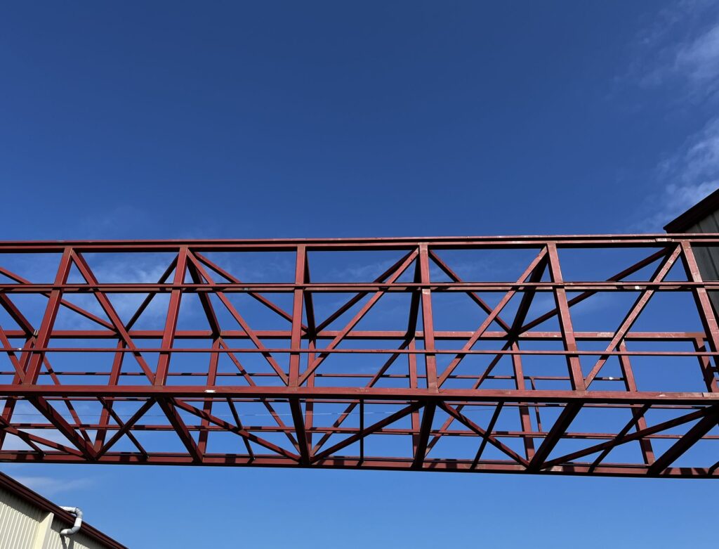 Instal·lació d’un pont metàl·lic industrial entre naus a Torroella de Montgrí