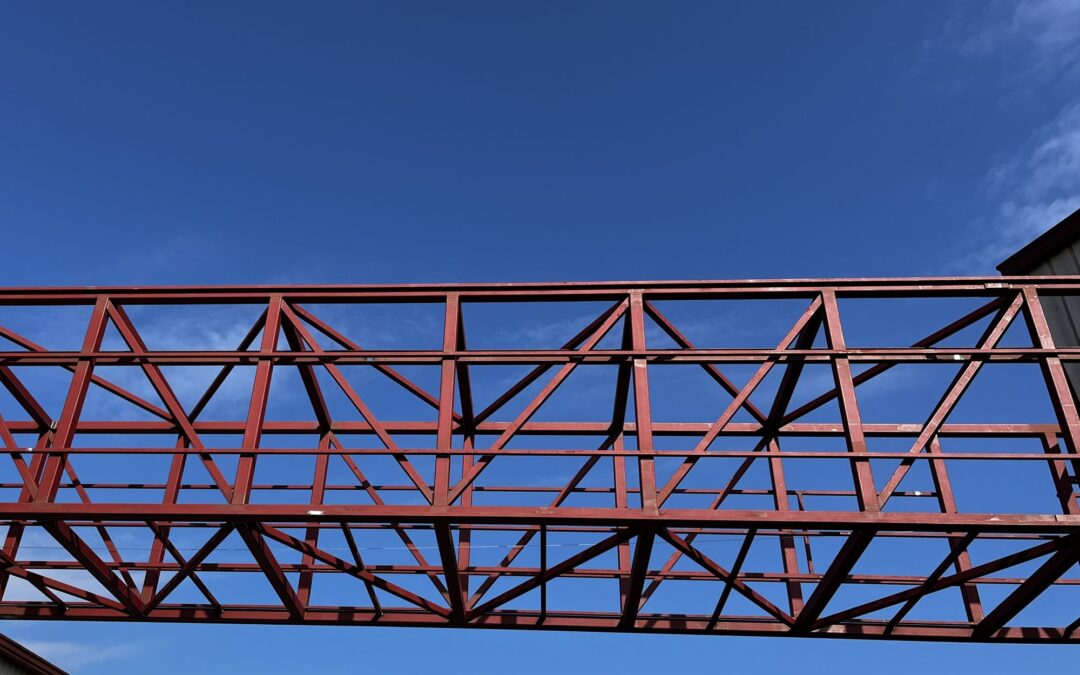 Instalación de un puente metálico industrial entre naves en Torroella de Montgrí