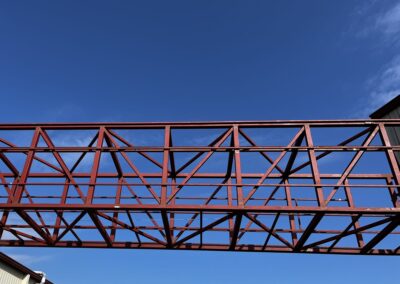 Instalación de un puente metálico industrial entre naves en Torroella de Montgrí