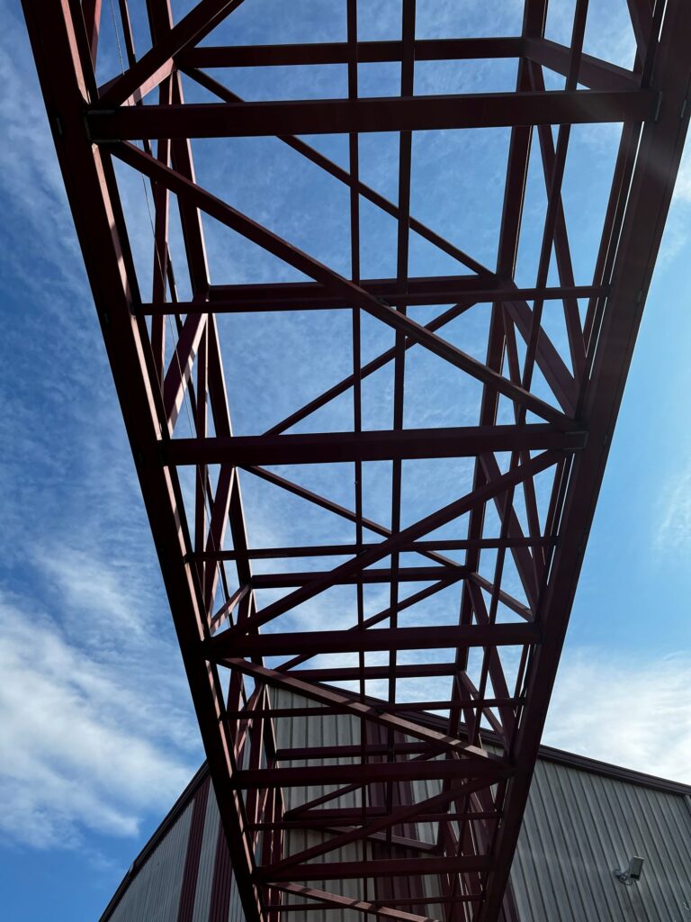 Instal·lació de pont metàl·lic industrial amb cinta transportadora a Torroella de Montgrí | Ingenieros Vizcaíno