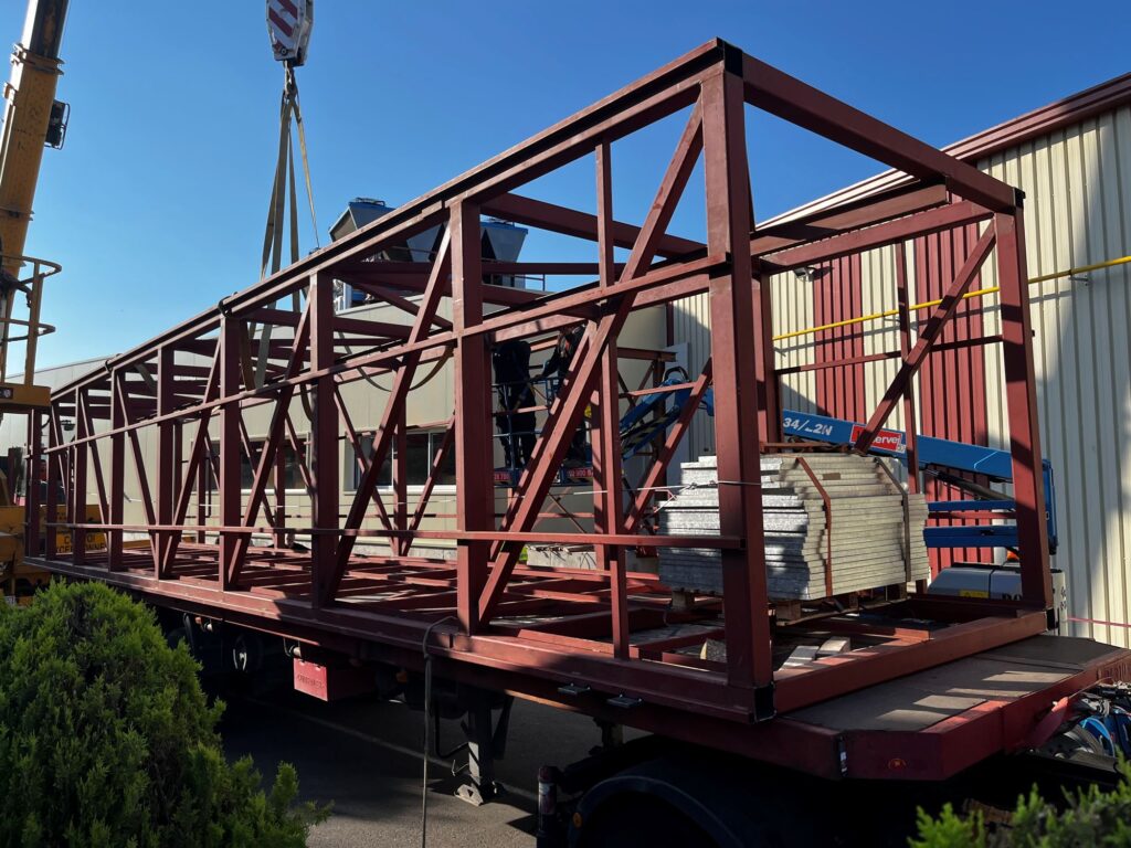 Instal·lació de pont metàl·lic industrial amb cinta transportadora a Torroella de Montgrí | Ingenieros Vizcaíno